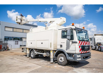 Lastbil med mandskabslift COMET