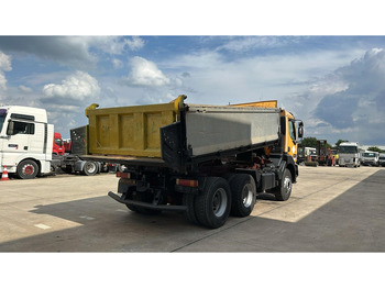 Leje en Renault Kerax 385 (POMPE MANUELLE / MANUAL PUMP / 6X4 / LAMES / GRAND PONT) Renault Kerax 385 (POMPE MANUELLE / MANUAL PUMP / 6X4 / LAMES / GRAND PONT): billede 4