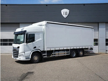 Lastbil med presenning DAF XD 450