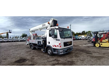 Lastbil med mandskabslift RUTHMANN