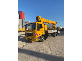 Lastbil med mandskabslift RUTHMANN