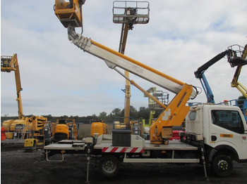 Lastbil med mandskabslift MULTITEL