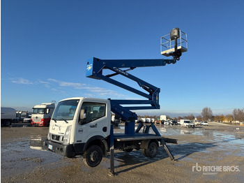 Lastbil med mandskabslift NISSAN