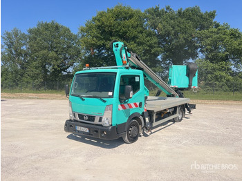 Lastbil med mandskabslift OIL&STEEL