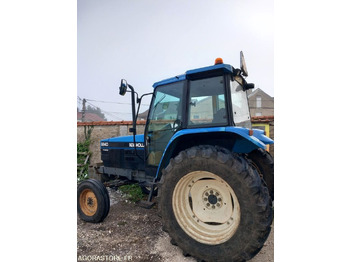 Traktor NEW HOLLAND