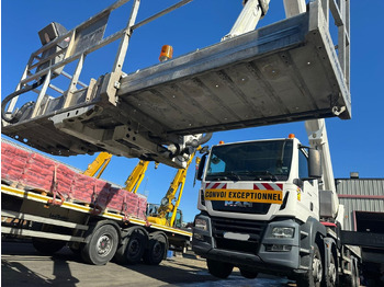 Lastbil med mandskabslift RUTHMANN