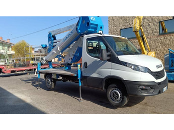 Lastbil med mandskabslift SOCAGE