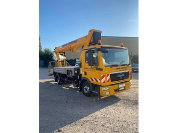 Lastbil med mandskabslift RUTHMANN