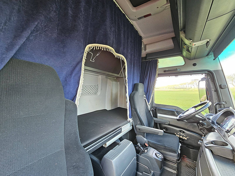 Interior photo 3: Containerbil/ Veksellad lastbil MAN 26.440 TGX XXL 6X2-4 STEER AXLE