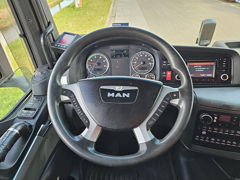 Interior photo 2: Containerbil/ Veksellad lastbil MAN 26.440 TGX XXL 6X2-4 STEER AXLE