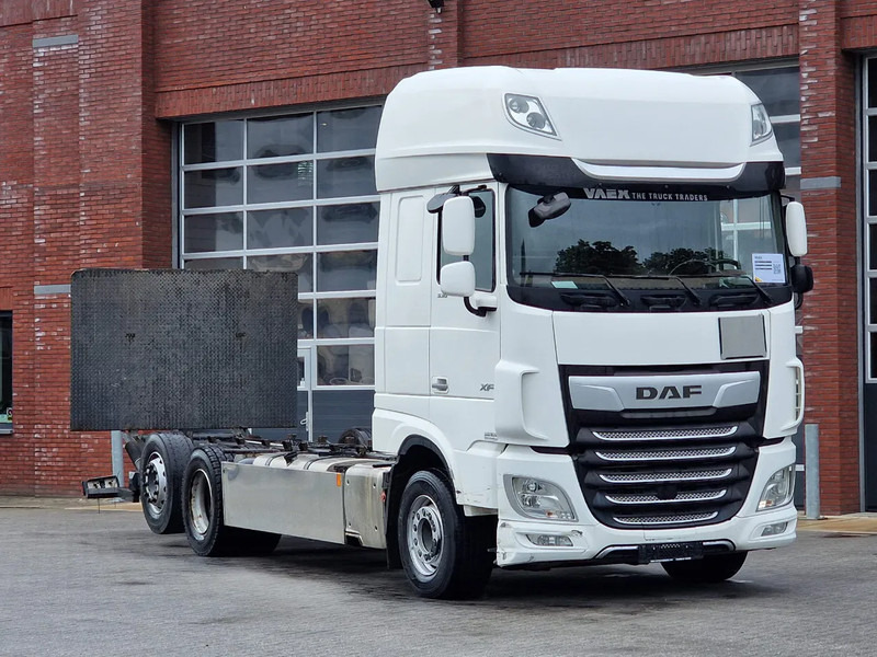 DAF XF 530 SuperSpaceCab 6x2*4 - Chassis 740 cm - Loadlift - Steering axle - Leather - - Lastbil chassis: billede 1 DAF XF 530 SuperSpaceCab 6x2*4 - Chassis 740 cm - Loadlift - Steering axle - Leather - - Lastbil chassis: billede 1