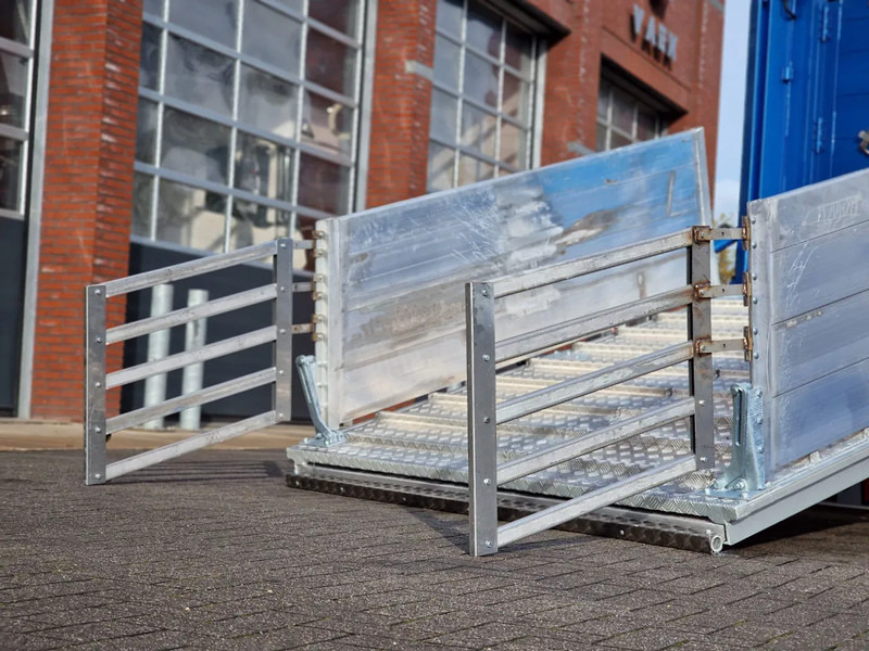 Ny Veetransport sættevogn Pezzaioli New 3 stock livestock trailer 95.4M2 - Water & Ventilation - Lifting floors - Lifting roof - Lift axle: billede 13 Ny Veetransport sættevogn Pezzaioli New 3 stock livestock trailer 95.4M2 - Water & Ventilation - Lifting floors - Lifting roof - Lift axle: billede 13