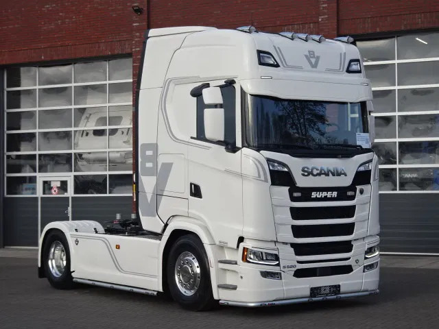 Scania 590S V8 NGS Highline 4x2 - New - Retarder - Leather - Alloy wheels Led - Navi - NEW! - Trækker: billede 1 Scania 590S V8 NGS Highline 4x2 - New - Retarder - Leather - Alloy wheels Led - Navi - NEW! - Trækker: billede 1