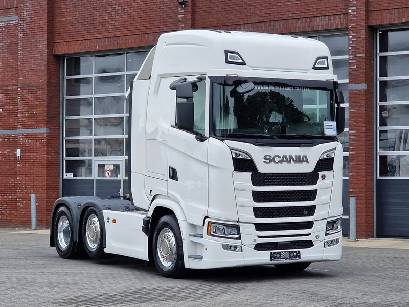 Scania 590S V8 NGS Highline 6x2/4 - New - Full spec - Retarder - Night clima - New dashboard - Leather - NEW - Trækker: billede 1 Scania 590S V8 NGS Highline 6x2/4 - New - Full spec - Retarder - Night clima - New dashboard - Leather - NEW - Trækker: billede 1