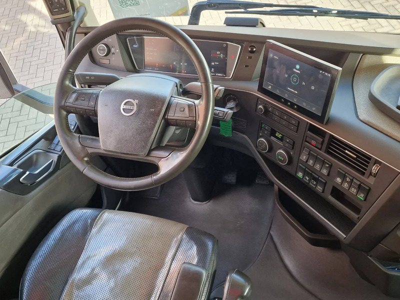 Leje en Volvo FH 13.500 Globetrotter 6x2 - I Save - 3.00 WB - PTO/Hydraulic - Full air - Custom interior Volvo FH 13.500 Globetrotter 6x2 - I Save - 3.00 WB - PTO/Hydraulic - Full air - Custom interior: billede 13 Leje en Volvo FH 13.500 Globetrotter 6x2 - I Save - 3.00 WB - PTO/Hydraulic - Full air - Custom interior Volvo FH 13.500 Globetrotter 6x2 - I Save - 3.00 WB - PTO/Hydraulic - Full air - Custom interior: billede 13