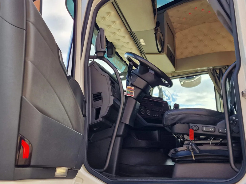 Leje en Volvo FH 13.500 Globetrotter 6x2 - I Save - 3.00 WB - PTO/Hydraulic - Full air - Custom interior Volvo FH 13.500 Globetrotter 6x2 - I Save - 3.00 WB - PTO/Hydraulic - Full air - Custom interior: billede 10 Leje en Volvo FH 13.500 Globetrotter 6x2 - I Save - 3.00 WB - PTO/Hydraulic - Full air - Custom interior Volvo FH 13.500 Globetrotter 6x2 - I Save - 3.00 WB - PTO/Hydraulic - Full air - Custom interior: billede 10
