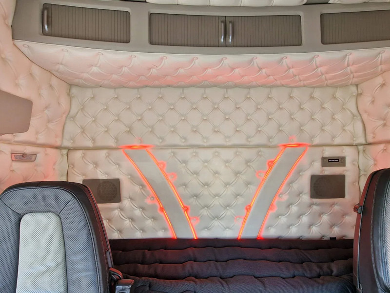 Leje en Volvo FH 13.500 Globetrotter 6x2 - I Save - 3.00 WB - PTO/Hydraulic - Full air - Custom interior Volvo FH 13.500 Globetrotter 6x2 - I Save - 3.00 WB - PTO/Hydraulic - Full air - Custom interior: billede 16 Leje en Volvo FH 13.500 Globetrotter 6x2 - I Save - 3.00 WB - PTO/Hydraulic - Full air - Custom interior Volvo FH 13.500 Globetrotter 6x2 - I Save - 3.00 WB - PTO/Hydraulic - Full air - Custom interior: billede 16