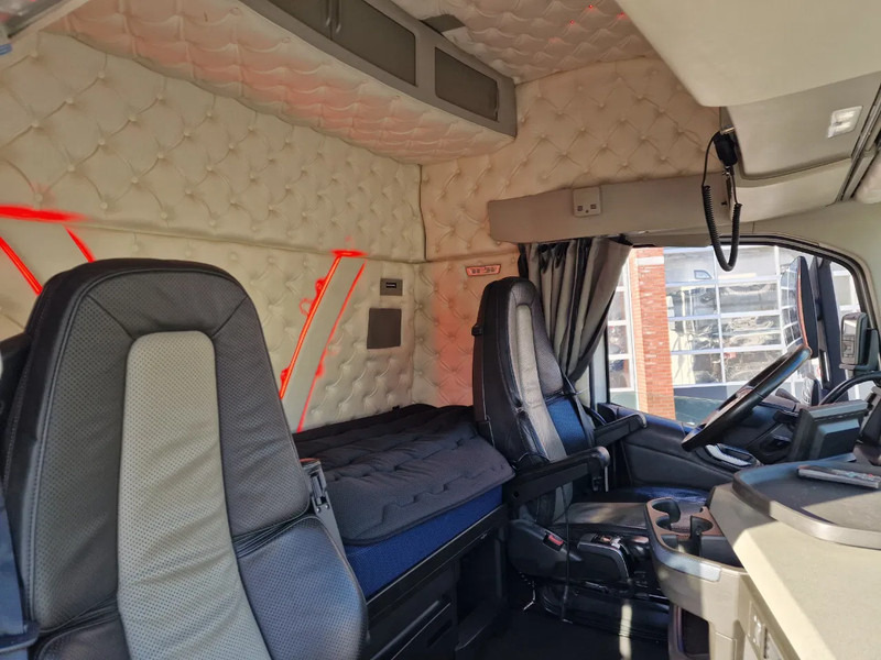 Leje en Volvo FH 13.500 Globetrotter 6x2 - I Save - 3.00 WB - PTO/Hydraulic - Full air - Custom interior Volvo FH 13.500 Globetrotter 6x2 - I Save - 3.00 WB - PTO/Hydraulic - Full air - Custom interior: billede 12 Leje en Volvo FH 13.500 Globetrotter 6x2 - I Save - 3.00 WB - PTO/Hydraulic - Full air - Custom interior Volvo FH 13.500 Globetrotter 6x2 - I Save - 3.00 WB - PTO/Hydraulic - Full air - Custom interior: billede 12