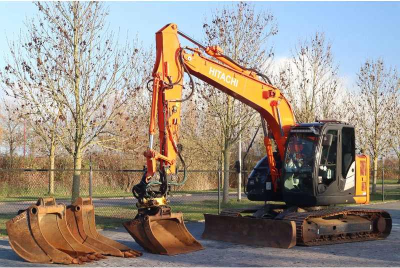 Hitachi ZX135 US-6 | ROTOTILT | DOZERBLADE | 2D GPS | 3X BUCKET - Bæltegravemaskine: billede 2 Hitachi ZX135 US-6 | ROTOTILT | DOZERBLADE | 2D GPS | 3X BUCKET - Bæltegravemaskine: billede 2