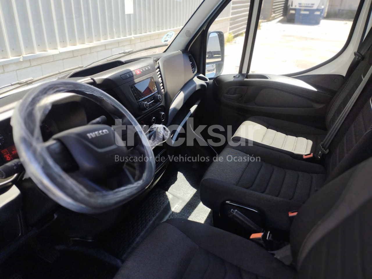 Interior photo 1: Varebil med kasse IVECO DAILY 35S16 F 12M3