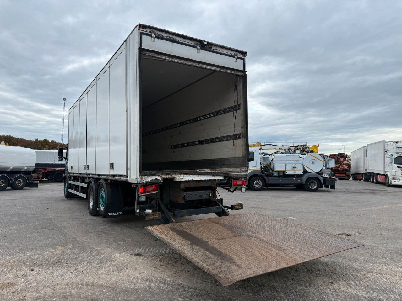 Volvo FM330 6x2*4 Carrier Supra 1050 Nordic - Kølevogn lastbil: billede 5 Volvo FM330 6x2*4 Carrier Supra 1050 Nordic - Kølevogn lastbil: billede 5