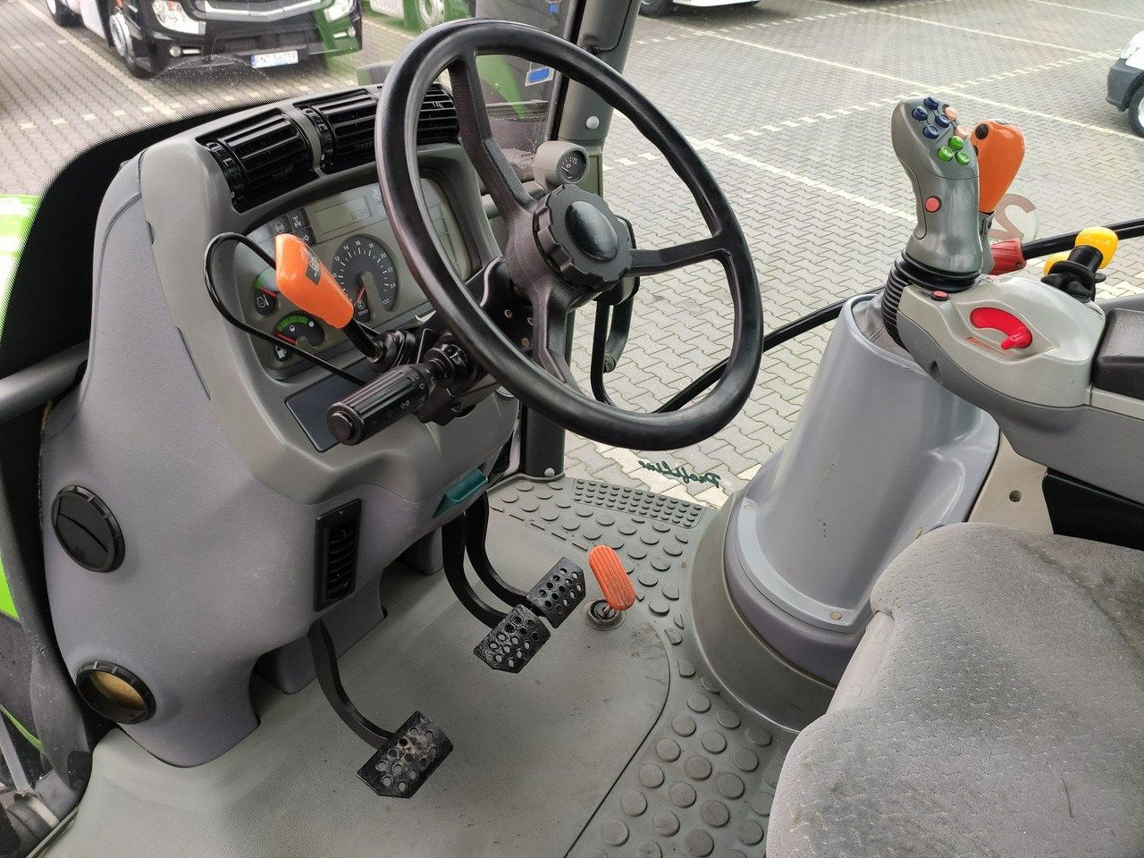 Leje en Deutz Fahr Agrotron M620 4x4 Przedni Tuz Wałek W.O.M Wyjścia do Przyczepy Deutz Fahr Agrotron M620 4x4 Przedni Tuz Wałek W.O.M Wyjścia do Przyczepy: billede 25 Leje en Deutz Fahr Agrotron M620 4x4 Przedni Tuz Wałek W.O.M Wyjścia do Przyczepy Deutz Fahr Agrotron M620 4x4 Przedni Tuz Wałek W.O.M Wyjścia do Przyczepy: billede 25