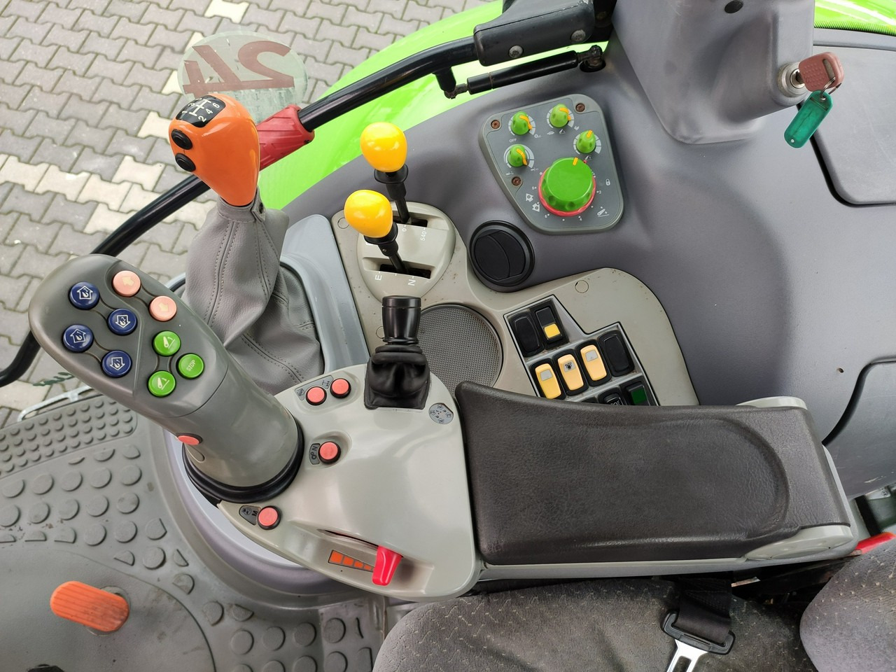 Leje en Deutz Fahr Agrotron M620 4x4 Przedni Tuz Wałek W.O.M Wyjścia do Przyczepy Deutz Fahr Agrotron M620 4x4 Przedni Tuz Wałek W.O.M Wyjścia do Przyczepy: billede 20 Leje en Deutz Fahr Agrotron M620 4x4 Przedni Tuz Wałek W.O.M Wyjścia do Przyczepy Deutz Fahr Agrotron M620 4x4 Przedni Tuz Wałek W.O.M Wyjścia do Przyczepy: billede 20