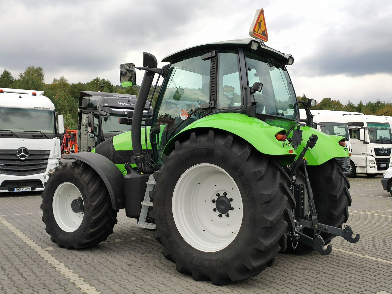 Leje en Deutz Fahr Agrotron M620 4x4 Przedni Tuz Wałek W.O.M Wyjścia do Przyczepy Deutz Fahr Agrotron M620 4x4 Przedni Tuz Wałek W.O.M Wyjścia do Przyczepy: billede 9 Leje en Deutz Fahr Agrotron M620 4x4 Przedni Tuz Wałek W.O.M Wyjścia do Przyczepy Deutz Fahr Agrotron M620 4x4 Przedni Tuz Wałek W.O.M Wyjścia do Przyczepy: billede 9