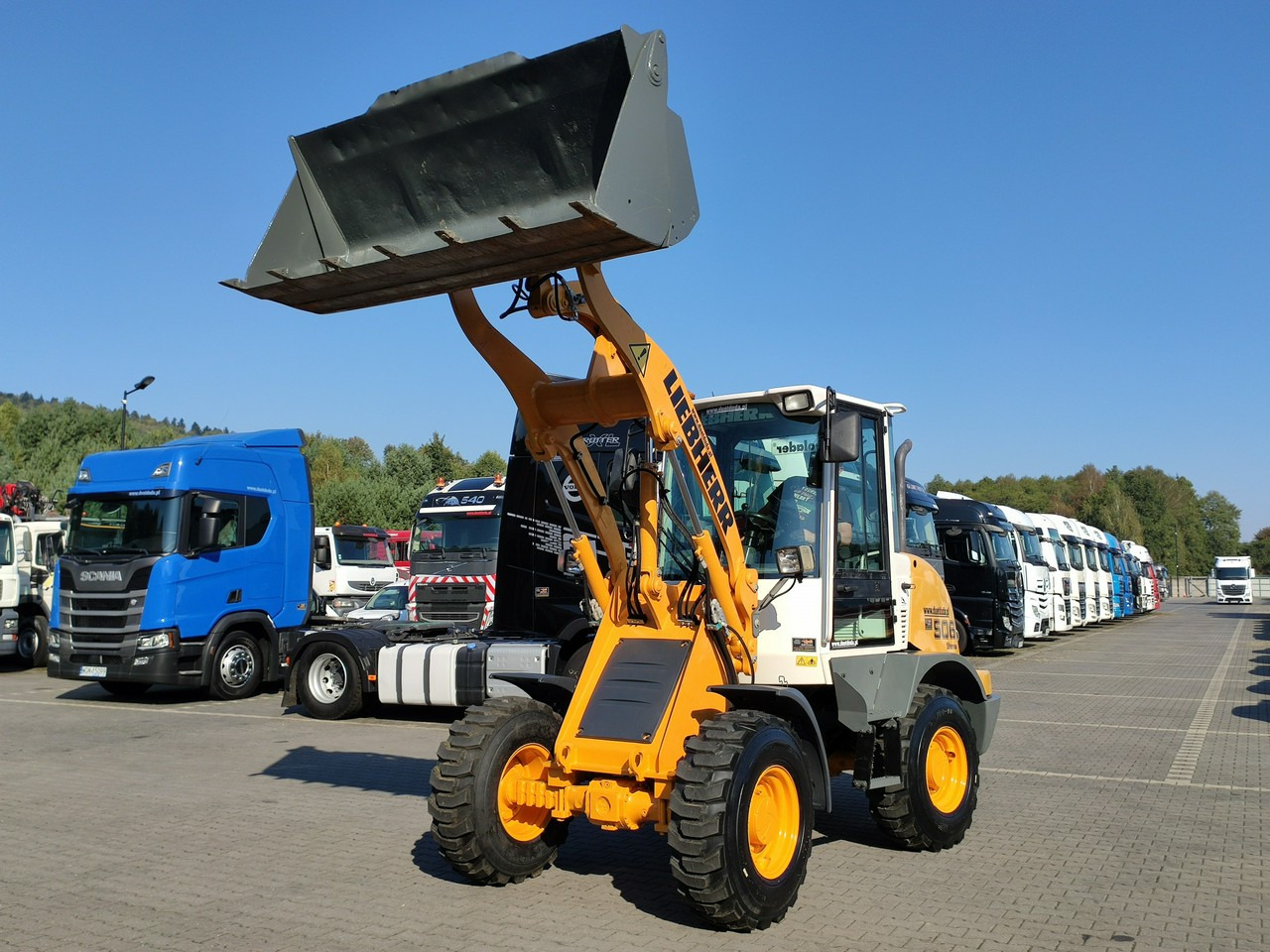 Liebherr L 506 STEREO Szybkozłącze / Łyżka Krokodyl + Widły Waga 6300kg - Minilæsser: billede 3 Liebherr L 506 STEREO Szybkozłącze / Łyżka Krokodyl + Widły Waga 6300kg - Minilæsser: billede 3