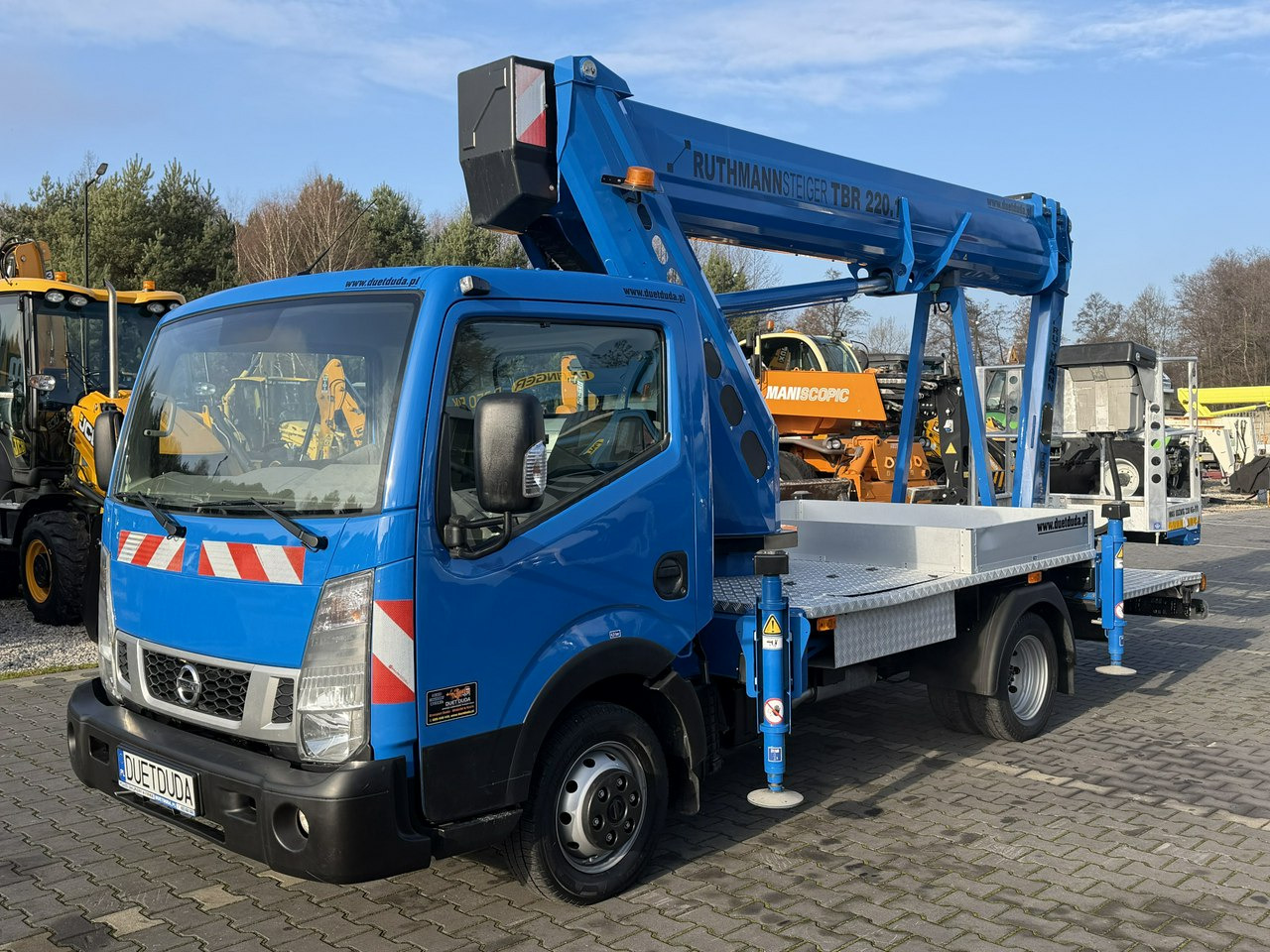 Nissan Cabstar - Lastbil med mandskabslift: billede 5 Nissan Cabstar - Lastbil med mandskabslift: billede 5