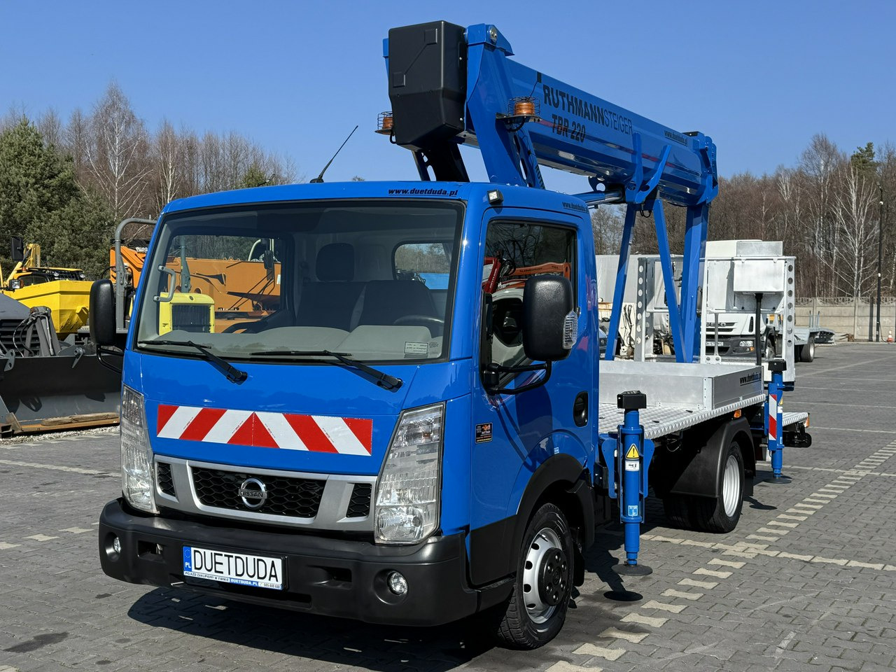 Nissan Cabstar - Lastbil med mandskabslift: billede 3 Nissan Cabstar - Lastbil med mandskabslift: billede 3
