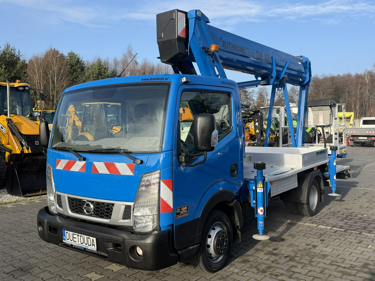 Nissan Cabstar - Lastbil med mandskabslift: billede 2 Nissan Cabstar - Lastbil med mandskabslift: billede 2