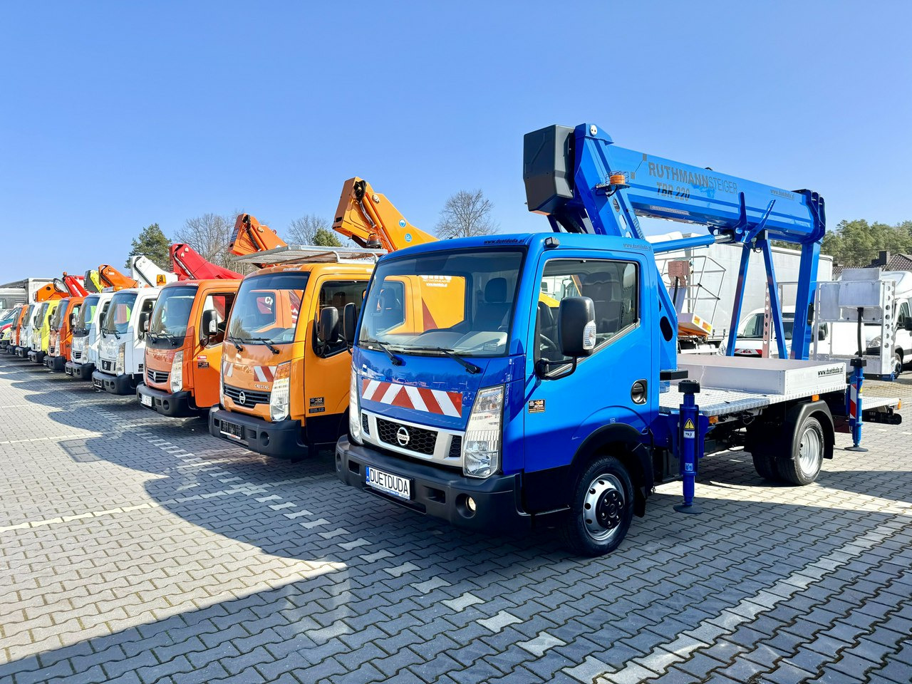 Nissan Cabstar - Lastbil med mandskabslift: billede 1 Nissan Cabstar - Lastbil med mandskabslift: billede 1