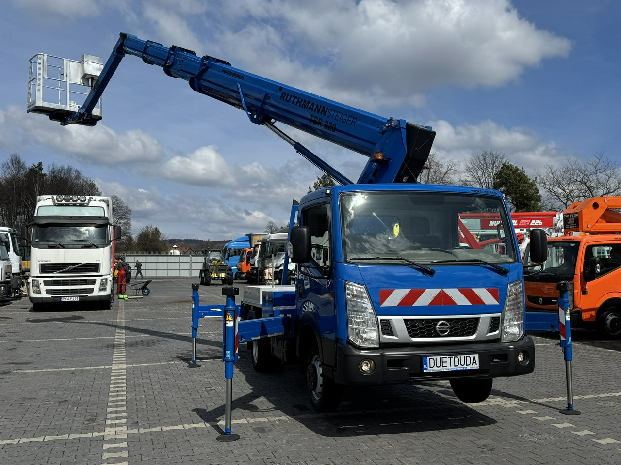 Nissan Cabstar - Lastbil med mandskabslift: billede 2 Nissan Cabstar - Lastbil med mandskabslift: billede 2