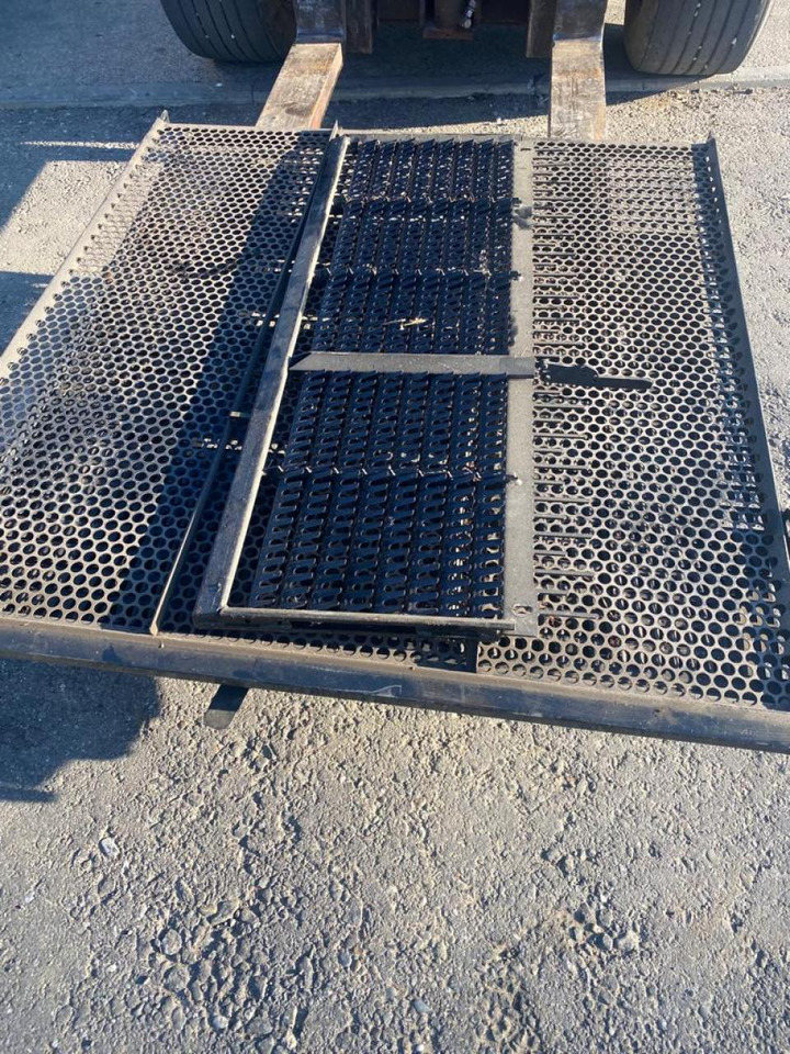 New Holland Maisausrüstung, Korb und Siebe für NH Mähdrescher TC 5.80 5080 5070 - Høstmaskiner tilbehør: billede 2 New Holland Maisausrüstung, Korb und Siebe für NH Mähdrescher TC 5.80 5080 5070 - Høstmaskiner tilbehør: billede 2