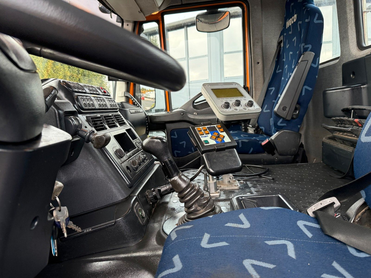 Leje en Iveco Trakker 330 EEV Winterdienst Abroll Iveco Trakker 330 EEV Winterdienst Abroll: billede 11 Leje en Iveco Trakker 330 EEV Winterdienst Abroll Iveco Trakker 330 EEV Winterdienst Abroll: billede 11