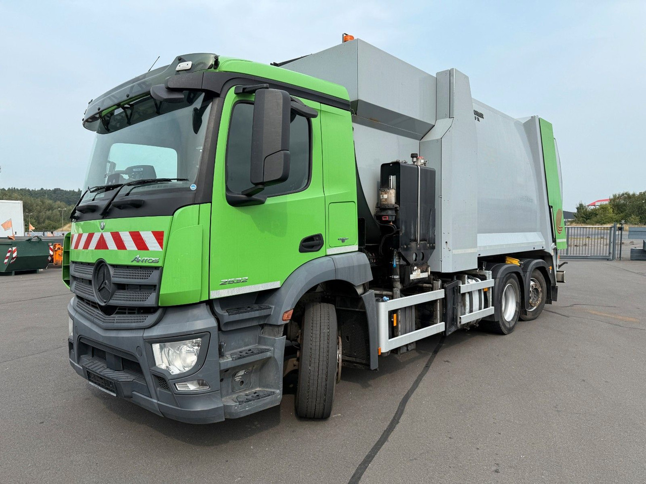 Mercedes-Benz Antos 2533 Seitenlader Zoeller SLF XL - Affaldsmaskine: billede 1 Mercedes-Benz Antos 2533 Seitenlader Zoeller SLF XL - Affaldsmaskine: billede 1