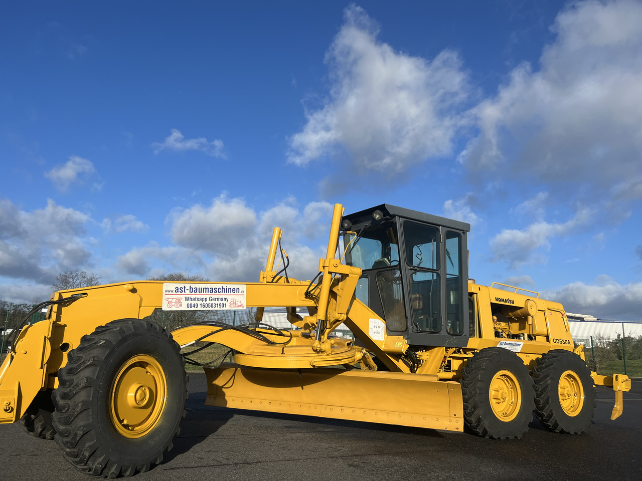 KOMATSU GD530A mit 5-Zahn-Heckaufreisser - Grader: billede 1 KOMATSU GD530A mit 5-Zahn-Heckaufreisser - Grader: billede 1