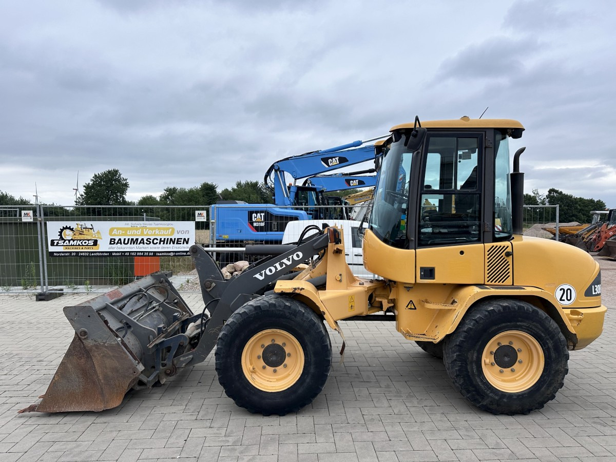 VOLVO L 30 B PRO 3er Kreis Klappschaufel+Palettengabel - Gummihjulslæsser: billede 1 VOLVO L 30 B PRO 3er Kreis Klappschaufel+Palettengabel - Gummihjulslæsser: billede 1
