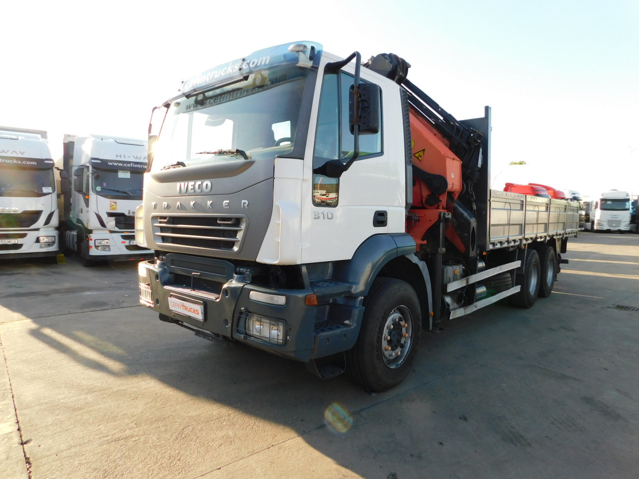 Iveco Magirus trakker - Lastbil med lad, Lastbil med kran: billede 1 Iveco Magirus trakker - Lastbil med lad, Lastbil med kran: billede 1
