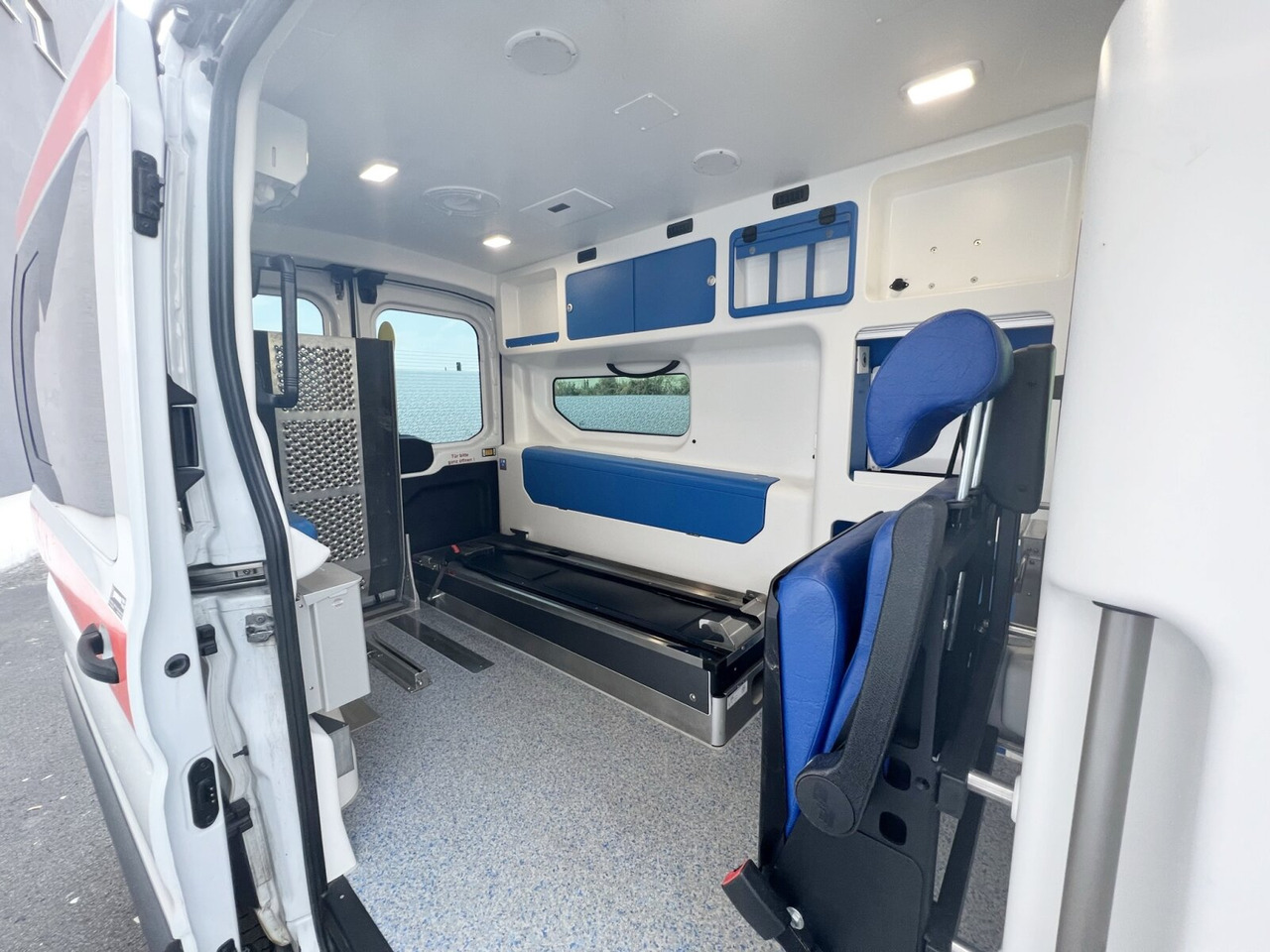 Ford Transit 2.2 TDCI 4x2 Transit 2.2 TDCI 4x2, Krankentransporter - Ambulance: billede 2 Ford Transit 2.2 TDCI 4x2 Transit 2.2 TDCI 4x2, Krankentransporter - Ambulance: billede 2