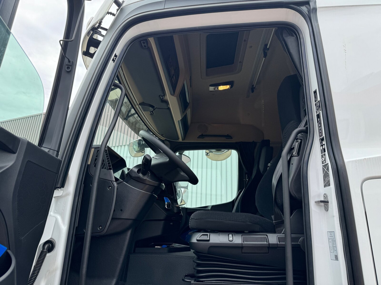 Interior photo 1: Ny Lastbil kroghejs Mercedes-Benz Actros 2545 L 6x2 Actros 2545 L 6x2, Lenk-/Liftachse, StreamSpace, MultimediaCockpit