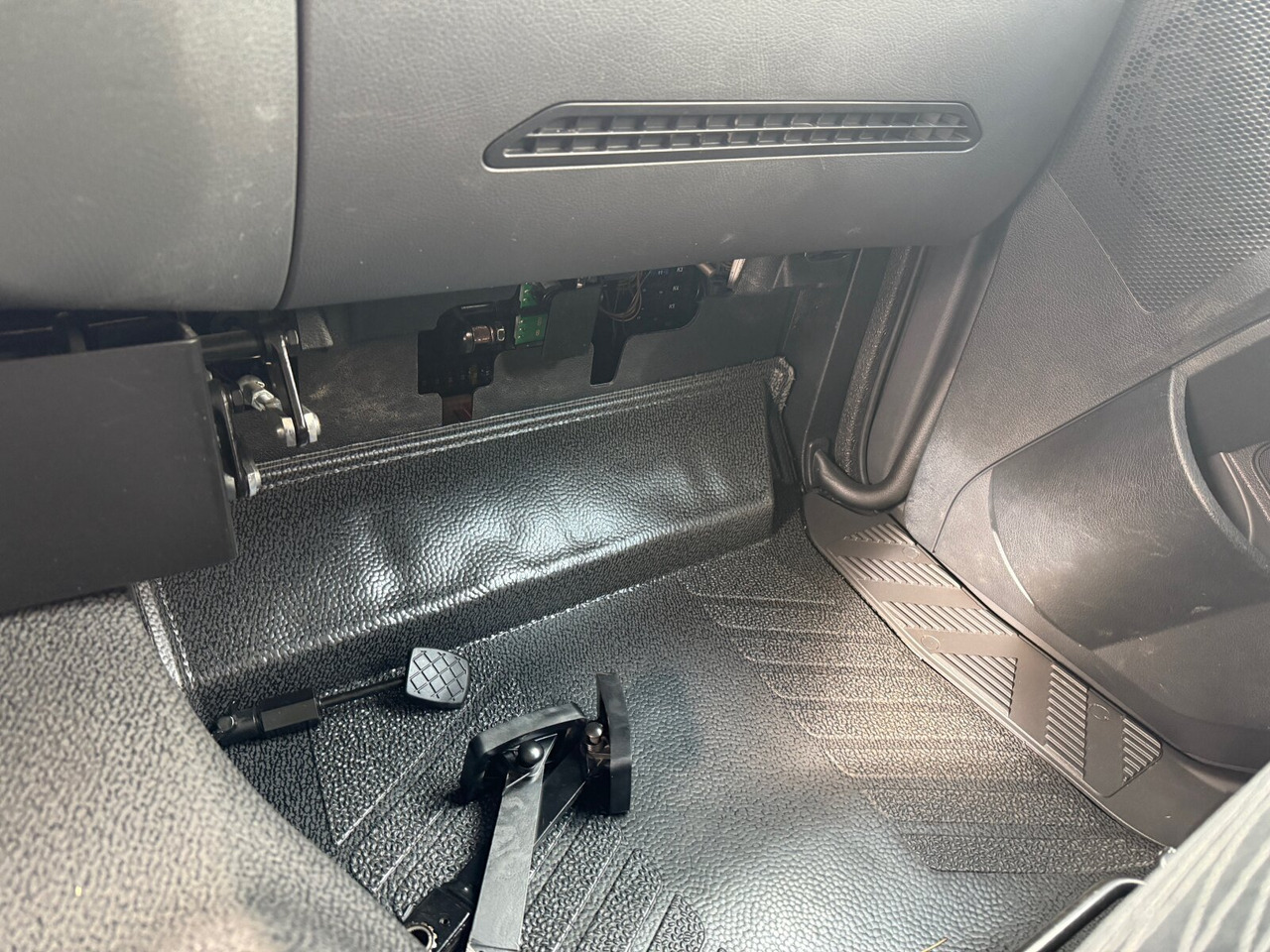 Mercedes-Benz Arocs 1827 A 4x4 Arocs 1827 A 4x4, Ex-Bundeswehr! - Lastbil med lad: billede 4 Mercedes-Benz Arocs 1827 A 4x4 Arocs 1827 A 4x4, Ex-Bundeswehr! - Lastbil med lad: billede 4