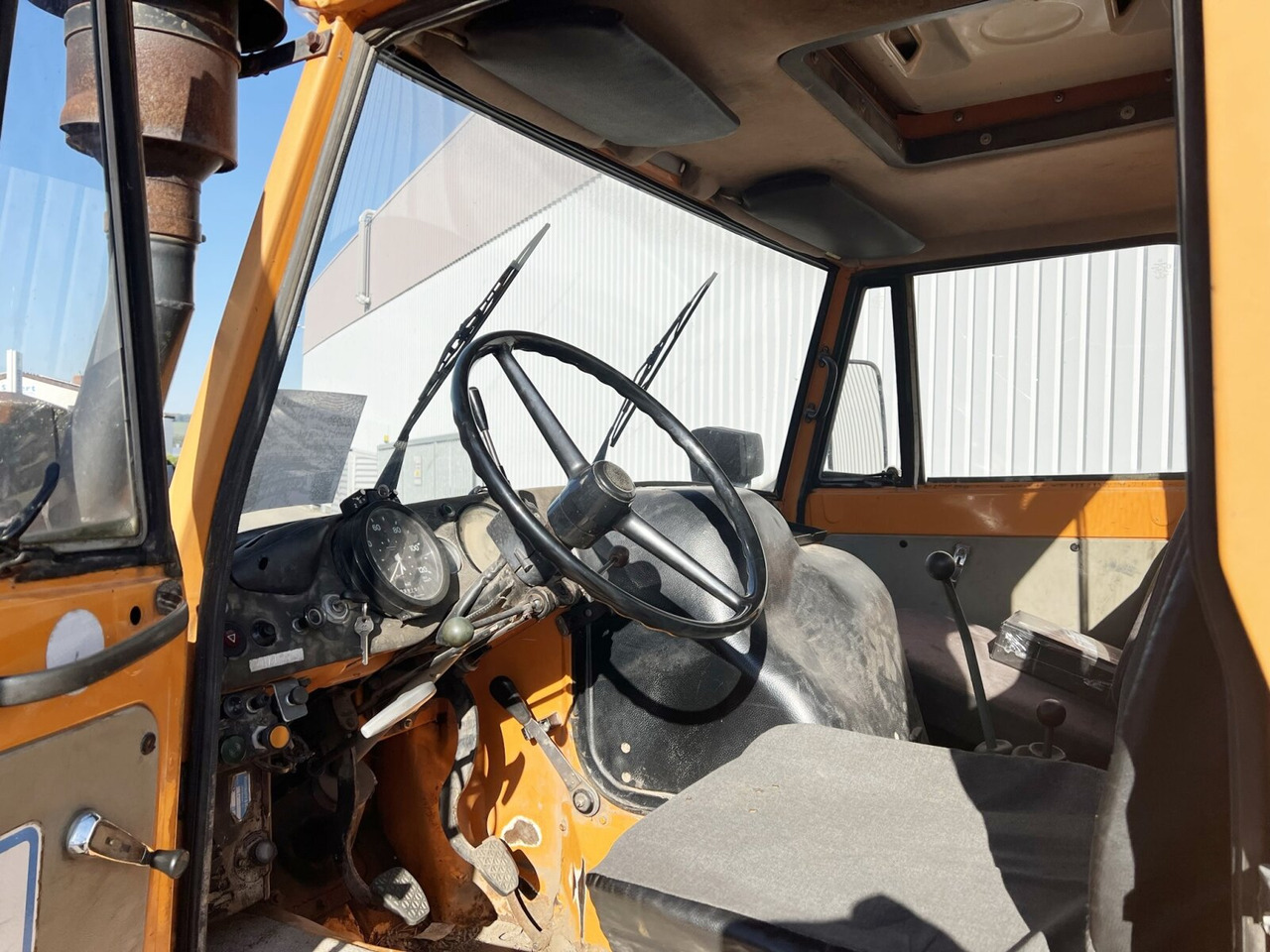 Interior photo 1: Leje en Unimog U84 406 4x4 U84 406 4x4, Kommunalhydraulik, Zapfwelle vorn & hinten, EX-Kommune Unimog U84 406 4x4 U84 406 4x4, Kommunalhydraulik, Zapfwelle vorn & hinten, EX-Kommune Interior photo 1: Leje en Unimog U84 406 4x4 U84 406 4x4, Kommunalhydraulik, Zapfwelle vorn & hinten, EX-Kommune Unimog U84 406 4x4 U84 406 4x4, Kommunalhydraulik, Zapfwelle vorn & hinten, EX-Kommune