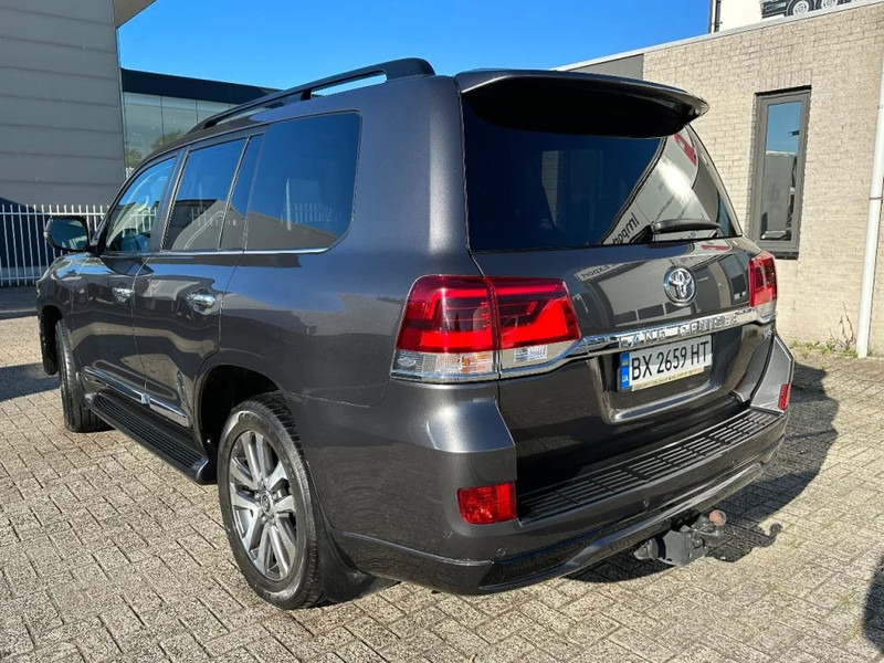 Toyota Land Cruiser V8 LAND CRUISER 200 V8 + CAMERA 360 + FRIDGE + DIESEL + ONLY EXPORT - SUV: billede 3 Toyota Land Cruiser V8 LAND CRUISER 200 V8 + CAMERA 360 + FRIDGE + DIESEL + ONLY EXPORT - SUV: billede 3