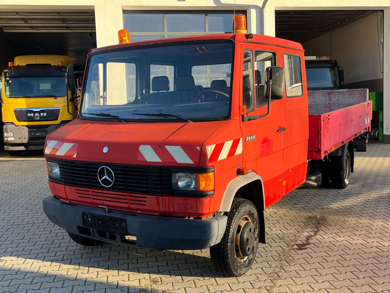 Mercedes-Benz 714D Doka Pritsche - Ladbil, Mandskabsbil: billede 1 Mercedes-Benz 714D Doka Pritsche - Ladbil, Mandskabsbil: billede 1