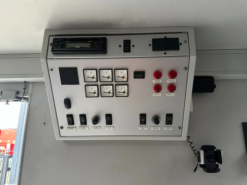 Lastbil Scania P230 TOP: multifunct. ruimte met airco (camper?), 22kVA generator, hydr. steunpoten, beloopbaar dak, keuken, APK 10-2026: billede 15 Lastbil Scania P230 TOP: multifunct. ruimte met airco (camper?), 22kVA generator, hydr. steunpoten, beloopbaar dak, keuken, APK 10-2026: billede 15