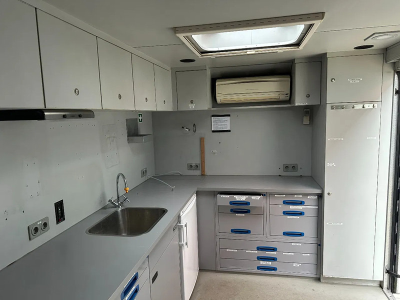 Lastbil Scania P230 TOP: multifunct. ruimte met airco (camper?), 22kVA generator, hydr. steunpoten, beloopbaar dak, keuken, APK 10-2026: billede 7 Lastbil Scania P230 TOP: multifunct. ruimte met airco (camper?), 22kVA generator, hydr. steunpoten, beloopbaar dak, keuken, APK 10-2026: billede 7