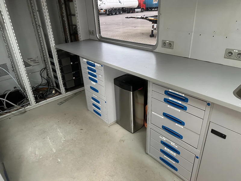 Lastbil Scania P230 TOP: multifunct. ruimte met airco (camper?), 22kVA generator, hydr. steunpoten, beloopbaar dak, keuken, APK 10-2026: billede 10 Lastbil Scania P230 TOP: multifunct. ruimte met airco (camper?), 22kVA generator, hydr. steunpoten, beloopbaar dak, keuken, APK 10-2026: billede 10