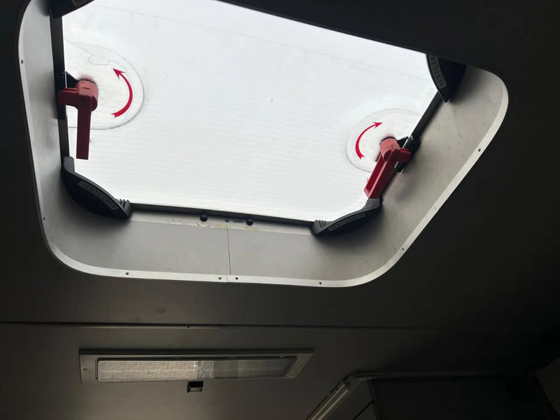 Lastbil Scania P230 TOP: multifunct. ruimte met airco (camper?), 22kVA generator, hydr. steunpoten, beloopbaar dak, keuken, APK 10-2026: billede 12 Lastbil Scania P230 TOP: multifunct. ruimte met airco (camper?), 22kVA generator, hydr. steunpoten, beloopbaar dak, keuken, APK 10-2026: billede 12